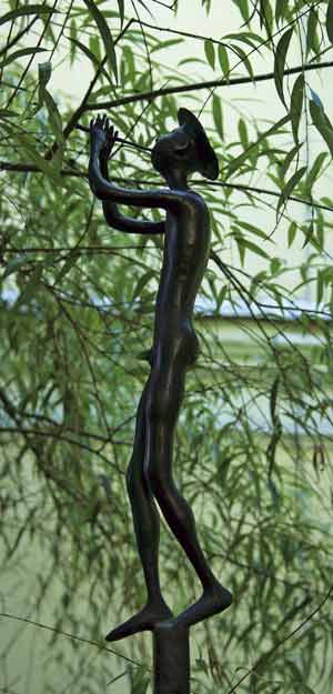 Скульптура работы Л.Гадаева «Мальчик с дудочкой» в саду редакции журнала
