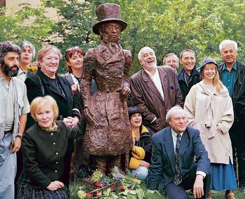 Во время открытия памятника А.С.Пушкину работы Л.Гадаева в саду редакции журнала «Наше наследие». 1 июня 1999 года
