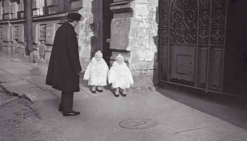 Д.С.Лихачев с дочерьми. 1939
