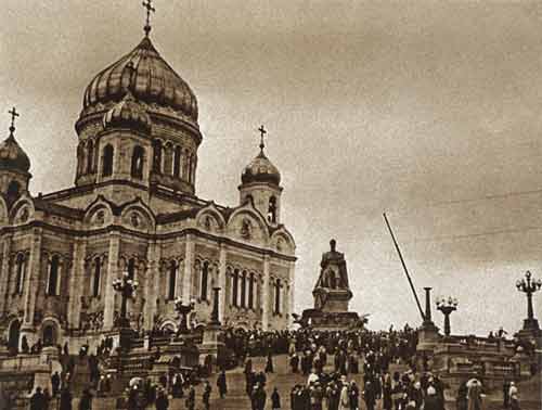 Храм Христа Спасителя с памятником Александру III. Не позднее 1918 года
