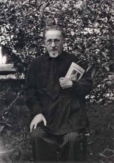 С.Н.Дурылин со своей книгой «Нестеров-портретист» (М.; Л., 1949). 1949
