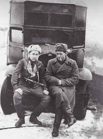 А.И.Солженицын (слева) на фронте. Осташков. Март 1943 года

