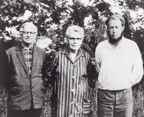А.И.Солженицын с Мартой Порт и Арнольдом Сузи, сохранившими рукопись «Архипелага ГУЛаг». Эстония. Лето 1967 года
