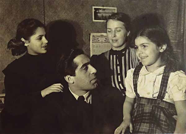Г.Д.Костаки с дочерьми Инной и Алики и женой Зинаидой. 1946. Фото Дмитрия Бальтерманца. Предоставлено А.Г.Костаки
