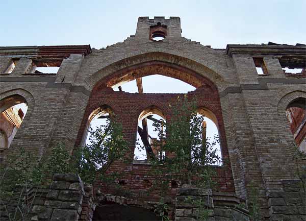 Руина центральной части конного двора. Фото автора. 2007
