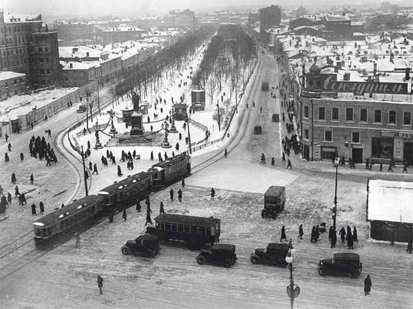 Тверской бульвар зимой, вид с колокольни Страстного монастыря. 1920-е годы

