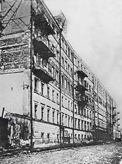 Улица Фурманова (теперь снова Нащокинский переулок). Здесь, в доме № 3-5 (квартира 26), О.Э и Н.Я. Мандельштамы жили с осени 1933 по май 1934 г. Дом не сохранился. На торцевой стене соседнего дома виден след его крыши
