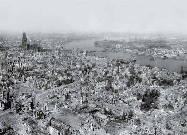 Кёльн после ковровых бомбардировок союзников. 1945

