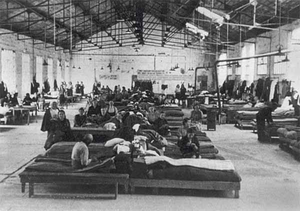 Женский барак в лагере для репатриантов. Куиза (Южная Франция). 1945. ГАРФ
