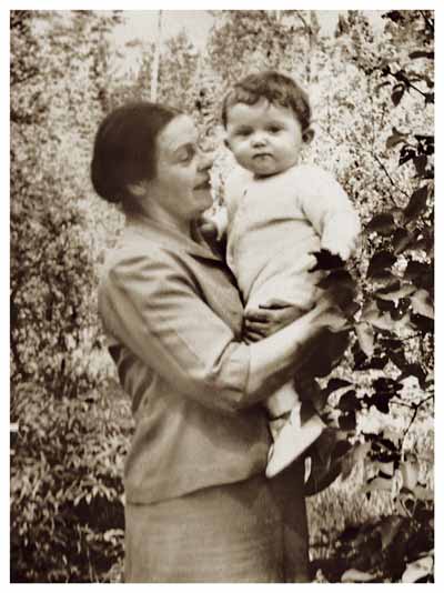 А.Н.Первушина с первым внуком Алексеем Ф.Киселевым на даче Зильбер-Киселевых в деревне Зеленково. 1968
