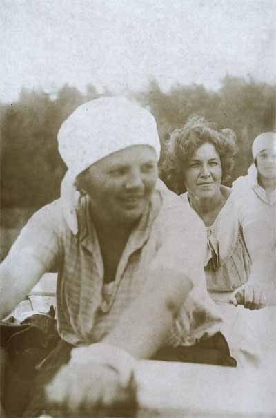 В.П.Киселева на веслах. Сзади — Н.А.Реформатская. Усолье. 1930

