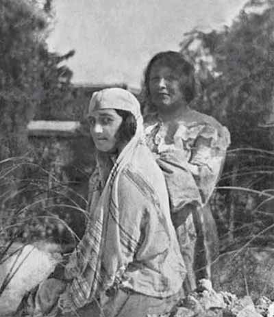 Варвара Малахиева-Мирович (на заднем плане) с подругой. 1908
