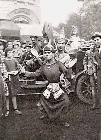 Ладо Гудиашвили танцует на «Балу четырех искусств» перед кафе «Ротонда». Париж, 1924
