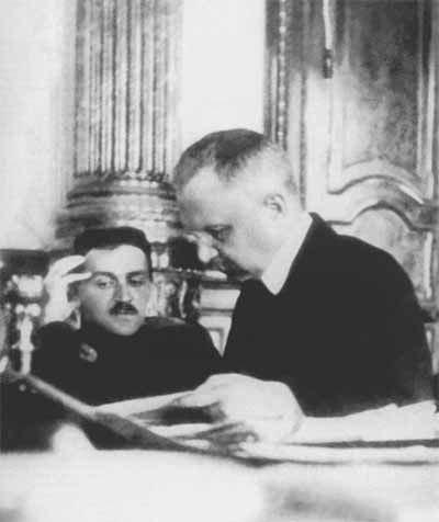 Н.К.Муравьев, председатель Чрезвычайной следственной комиссии во время заседания (справа). Петроград. 1917

