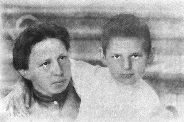 Н.П.Грекова с племянником Шуркой. Фото из письма к Ю.Л.Оболенской от 30 мая 1917 года (Мишкина Пристань). РГАЛИ
