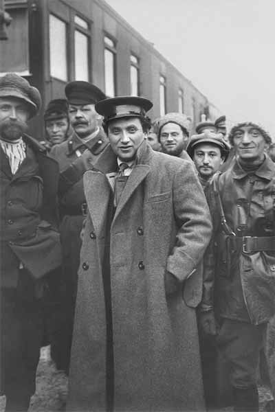 Петроградский наместник Г.Е.Зиновьев (в центре) в сопровождении личной охраны на вокзале. 1918
