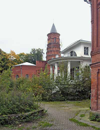 Сохранившаяся угловая башня. Вид со стороны усадьбы. Архитектор Ф.Н.Кольбе. 1890-е годы
