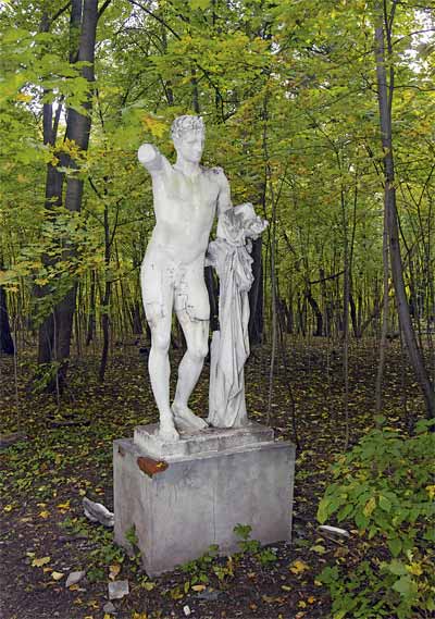 Единственная сохранившаяся скульптура в усадебном парке. 1910-е годы
