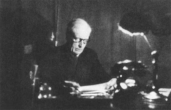 Б.Г.Пантелеймонов за любимым письменным столом. Париж. 1948
