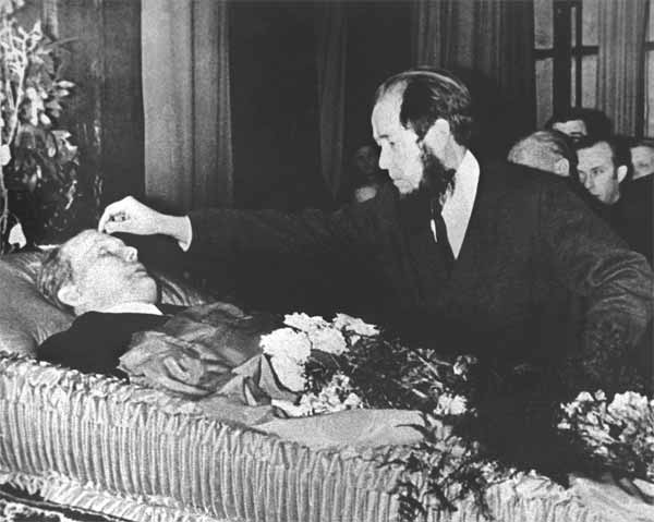 Солженицын у гроба Твардовского. 21 декабря 1971 года

