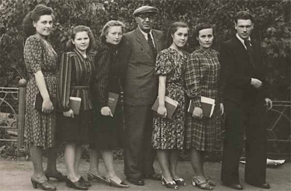 Группа студентов Первого Московского медицинского института. Крайний справа — Н.Реч. 1936
