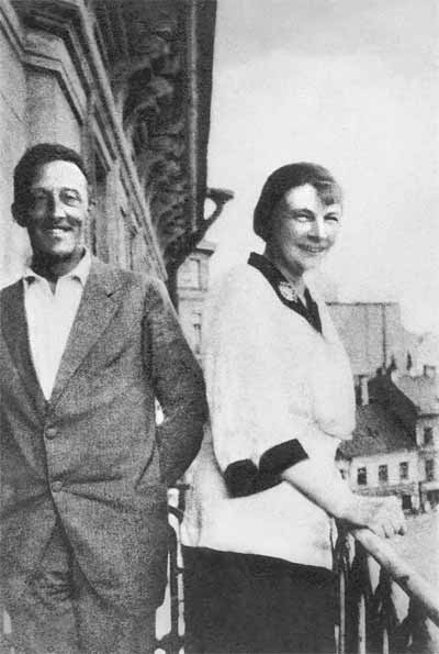 А.А. и Л.Д.Блок на балконе петербургского дома на Пряжке. 1919
