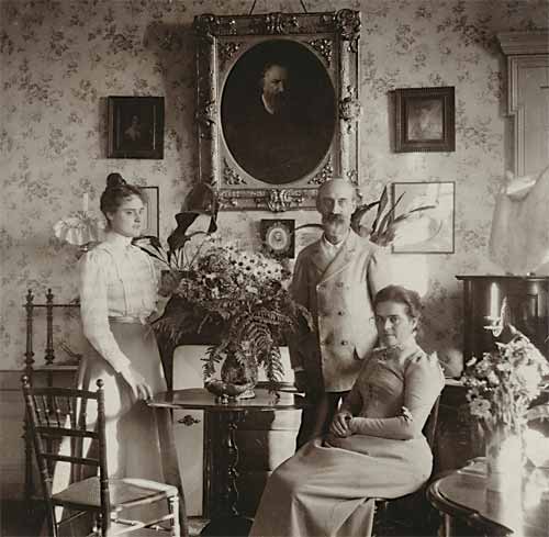 А.А.Герцен (сын), его жена Терезина и дочь Нерина в интерьере их дома во Флоренции с портретом А.И.Герцена (копия Таты Герцен с портрета Н.Н.Ге). 1890-е годы
