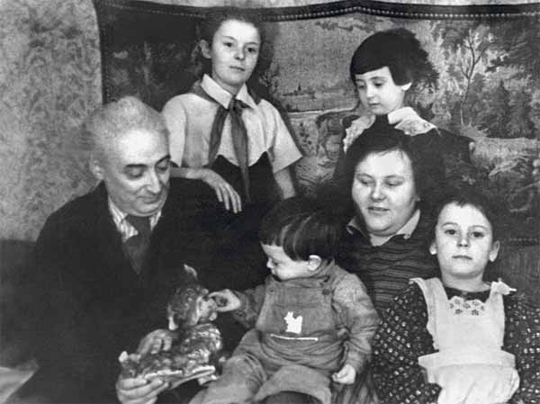 Ю.Н. и Л.Б. Либединские с детьми. Лаврушинский переулок, 17. Начало 1950-х годов
