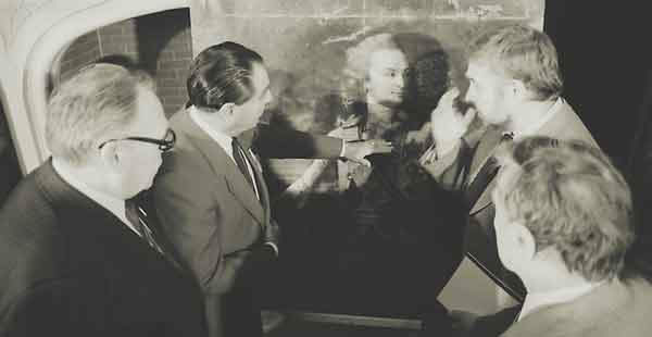 Коллекционер и меценат Эдуард фон Фальц-Фейн (в центре) передает в дар Советскому фонду культуры портрет светлейшего князя Г.А.Потемкина. 1987
