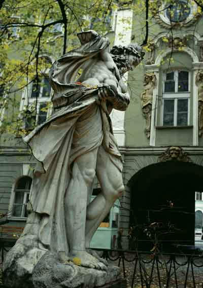 Скульптура Нептуна во дворе Строгановского дворца. Мрамор. 1790-е годы
