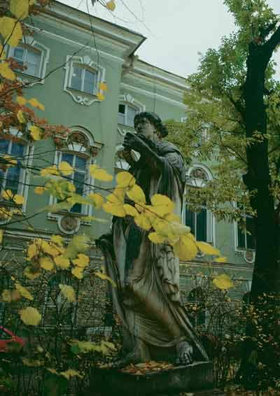 Скульптура Флоры во дворе Строгановского дворца. Мрамор. 1790-е годы
