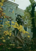 Скульптура Флоры во дворе Строгановского дворца. Мрамор. 1790-е годы