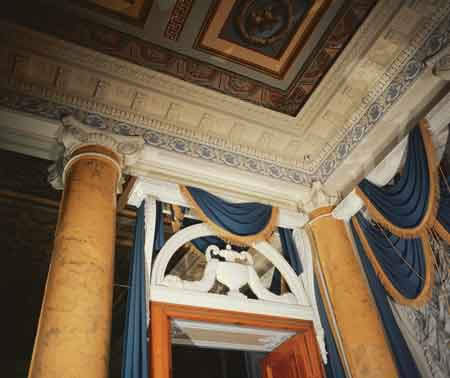 Фрагмент декора Парадной столовой в Строгановском дворце. Архитектор А.Воронихин. 1793
