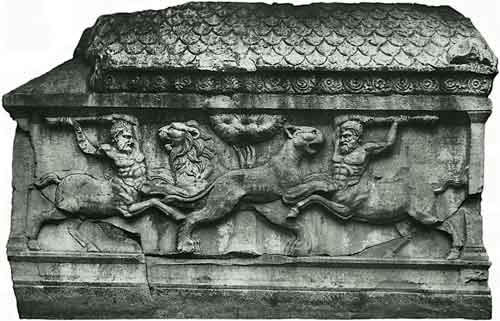 Битва кентавров и львов. Рельеф на Строгановском саркофаге. Мрамор. II век. ГЭ
