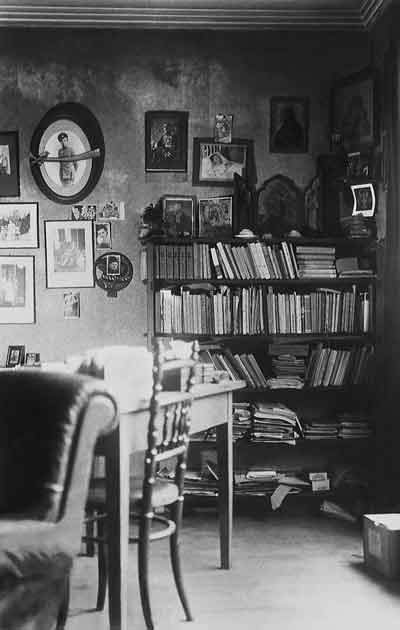 Кабинет И.С.Шмелева в квартире на rue Boileau. Париж. 1950. Фото Р.Гелеловича
