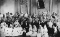 Императрица Мария Федоровна, князь Ф.Ф. и княгиня И.А. Юсуповы (справа от императрицы) в петроградском госпитале на Литейном проспекте, 42. 1915