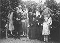Императрица Мария Федоровна в Копенгагене. Справа от императрицы принцесса Тира, в центре в последнем ряду принц Вальдемар. 1920-е годы