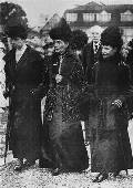 Императрица Мария Федоровна, королева Англии Александра (в центре) и ее дочь принцесса Виктория. Англия. 1923