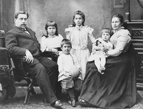 Мария Александровна и Григорий Александрович Кожевниковы с детьми. Лёля – вторая слева. 1899

