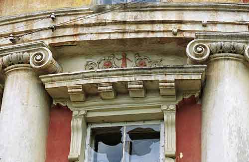 Дом в Вышнем Волочке. Первая треть XIX века. Фрагмент декора главного фасада. Тверская область. Фотография 2001 года
