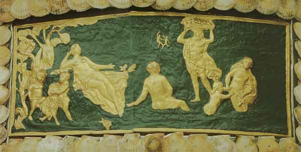 Афродита, принимающая дары. Барельеф по рисунку Ж.Б.А.Леблона на центральной лестнице Большого каскада 
