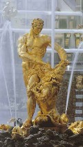 Фонтан «Самсон, раздирающий пасть льву». Золоченая скульптура по модели М.Козловского, установленная на пьедестале, сооруженном по проекту А.Воронихина. 1802