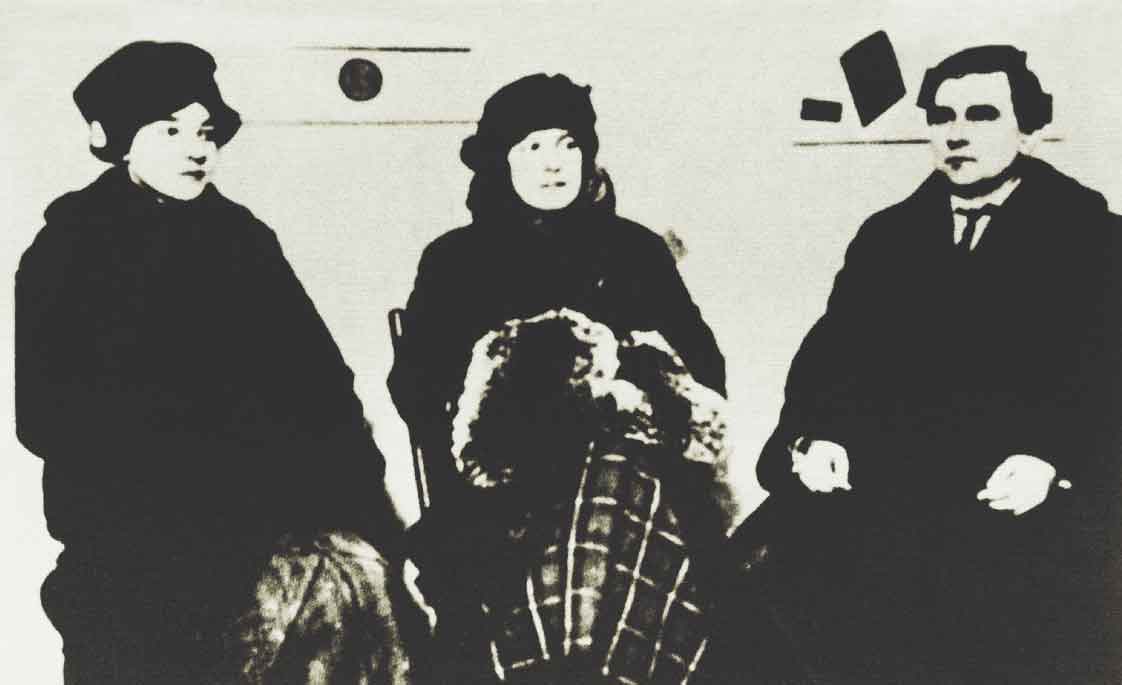 О.Розанова, К.Богуславская (жена И.Пуни), К.Малевич на «Последней футуристической выставке картин “0,10”» в Петрограде в 1915 году
