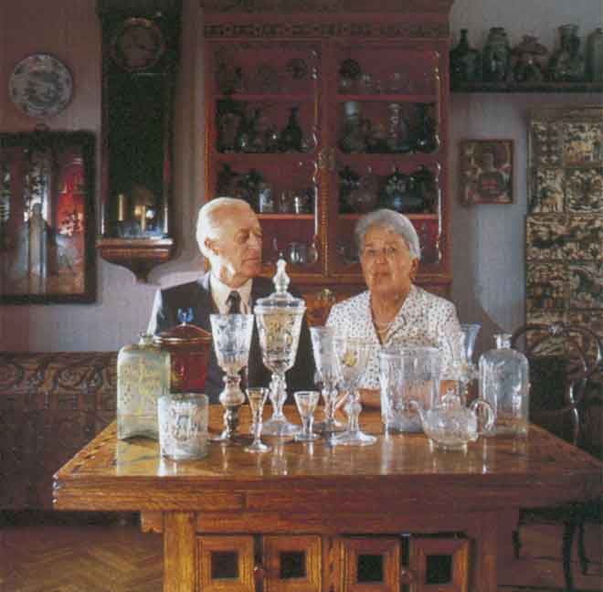 Екатерина Петровна (1916–1996) и Федор Викторович (1914–1995) Лемкули с предметами из своей коллекции. Фотография начала 1990-х годов

