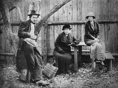 Борис Пильняк с матерью О.А.Вогау и сестрой Ниной. Коломна. Апрель 1915 года
