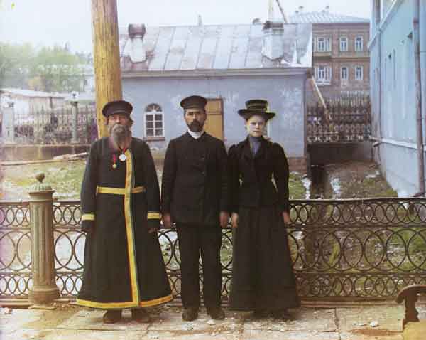 Мастеровой А.П.Калганов с сыном и внучкой, работниками мастерских Златоустовского завода
