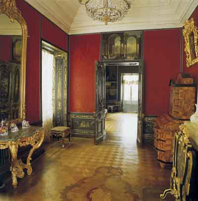Дворец Петра III. Кабинет. Фрагмент интерьера
