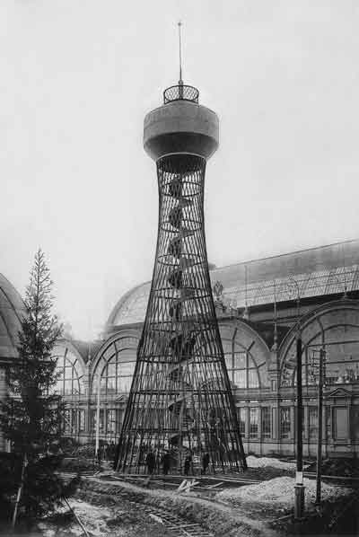 Гиперболоидная сетчатая водонапорная башня системы Шухова, построенная на XVI Всероссийской художественно-промышленной выставки в Нижнем Новгороде. Фото А.О.Карелина 1895 года
