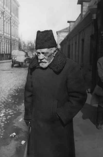 В.Г.Шухов на прогулке в Кривоколенном переулке. Фото С.В.Шухова 1928 года
