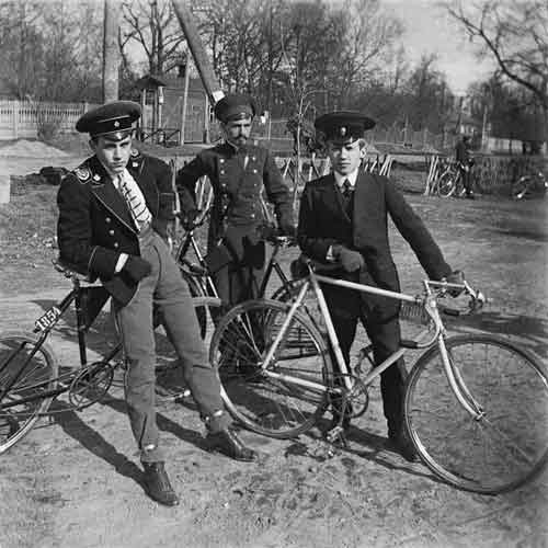 Велосипедисты на Девичьем поле. 1913. Крайний слева – Сергей Шухов.
